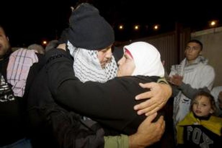 Salah satu tahanan yang baru dilepaskan Israel, Bilal Abu Hussein, disambut ibunya saat tiba di Jerusalem Timur, Selasa (31/12/2013).