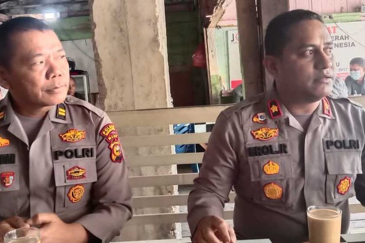 Wakapolres Rohul Kompol Erol Ronny Risambessy (kanan) memberikan penjelasan kepada wartawan terkait anggota membanting buruh dari ataa truk di Kabupaten Rokan Hulu, Riau, Kamis (2/6/2022).