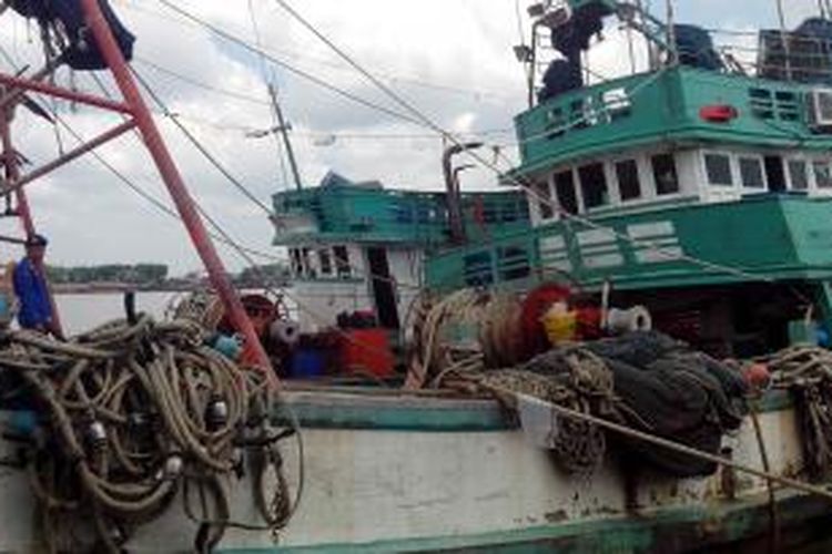 Seorang petugas Dit Polair Polda Kalbar berada di atas kapal asal Vietnam yang ditangkap diperairan Kepulauan Natuna (30/6/2015)