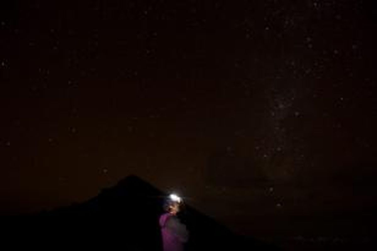 Sejumlah benda langit menarik teramati dari puncak Tambora pada Senin (23/3/2015). Bagian yang tampak seperti selendang adalah Bimasakti. Di bawahnya, ada dua titik terang, menunjukkan Alpha dan Beta Centauri. Tiga titik yang membentuk bangu segitiga dengan puncak terbalik adalah rasi Gubug Penceng. 