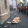 Tak Kunjung Ditemui Puan Maharani, Mahasiswa Bakar Sampah dan Ancam Robohkan Gerbang Gedung DPR