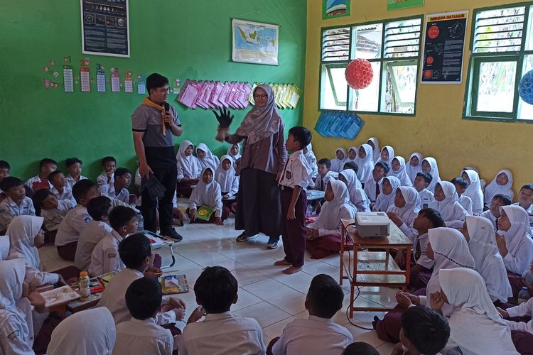 Hana Maulida, pendiri Yayasan Kakak Aman Indonesia, tengah memberikan edkuasi tentang pendidikan seksual kepada anak-anak sekolah dasar di Serang, Banteng, beberapa waktu lalu. Yayasan Kakak Aman Indonesia adalah organisasi yang berfokus pada upaya pencegahan kekerasan seksual anak melalui pendidikan seksual yang interaktif dan menyenangkan.