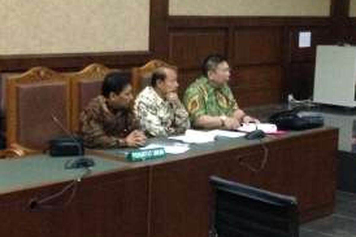 Tiga anggota tim kuasa hukum Jessica Kumala Wongso (dari kiri ke kanan), Hidayat Bostam, Andi Joesoef, dan Yudi Wibowo Sukinto, saat menghadiri sidang praperadilan perdana di Pengadilan Negeri (PN) Jakarta Pusat, Selasa (23/2/2016) pagi.