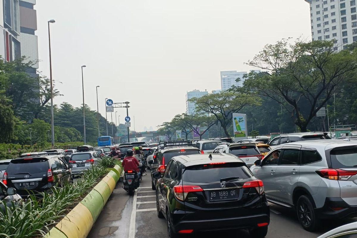 Ratusan kendaraan yang terjebak macet di Jalan Benyamin Sueb, Kemayoran, Jakarta Pusat, Minggu (25/6/2023). Kemacetan terjadi karena jalur cepat di jalan tersebut dipakai sebagian untuk event street race.