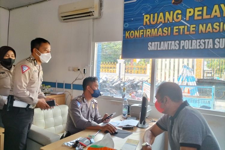 Datangi Kepolisian Resor Kota (Polresta), mantan Wali Kota Solo FX Hadi Rudyatmo terkena tilang Elektronik atau Electronic Traffic Law Enforcement (ETLE), Rabu (23/3/2022).