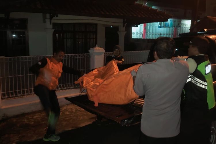 Petugas Polsek Rajapolah dan Tim Inafis Polresta Tasikmalaya membawa jenazah tertabrak KA Malabar di wilayah Rajapolah, Kabupaten Tasikmalaya, Jawa Barat, Jumat (24/11/2023).
