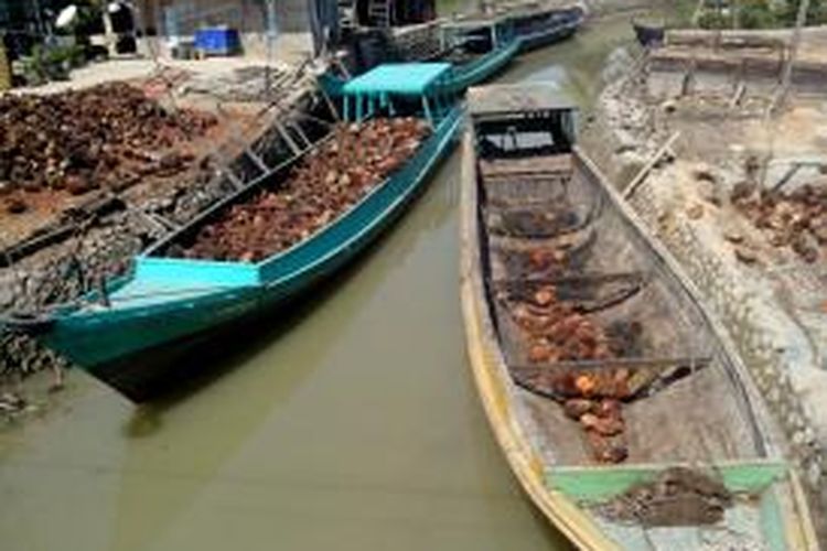 Kapal-kapal jenis long boat yang biasa digunakan warga Kecamatan Sebatik, Kabupaten Nunukan, Kalimantan Utara, untuk mengambil pasokan kebutuhan sehari-hari dari Kota Tawau, Malaysia.