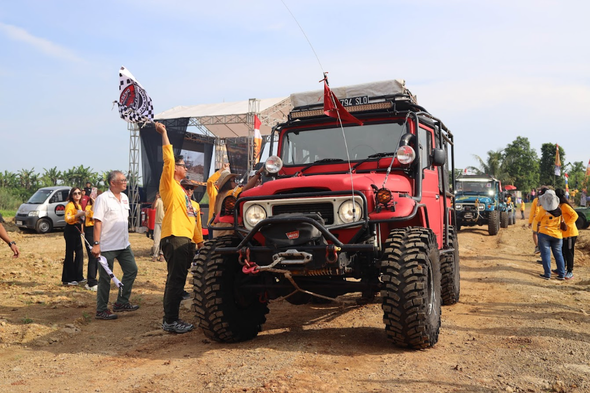 Ratusan offroader dari seluruh Indonesia menaklukkan trek ekstrem di Subang dalam event Jungle Rush 2025.