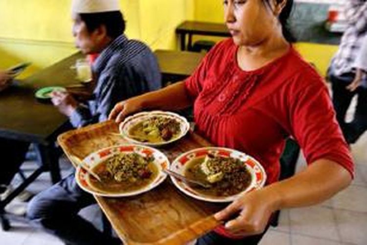 Lontong kupang, makanan khas Sidoarjo, Jawa Timur, dibuat menggunakan bumbu petis.