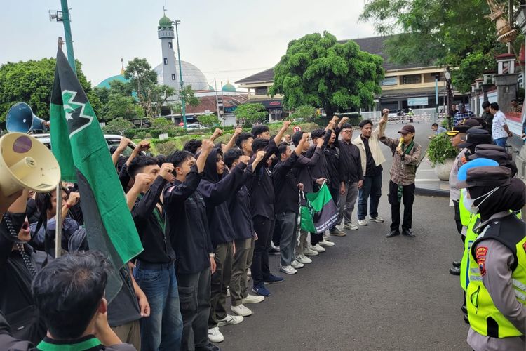 Puluhan anggota Himpunan Mahasiswa Islam (HMI) Purwokerto menggelar demonstrasi di Alun-alun Purwokerto, Kabupaten Banyumas, Jawa Tengah, Selasa (11/6/2024) sore.