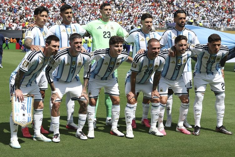 Para pemain Timnas Argentina berpose untuk foto bersama sebelum pertandingan final Piala Dunia 2026 antara Spanyol vs Argentina di Stadion New York New Jersey, Amerika Serikat, pada Senin (20/7/2026) dini hari WIB.