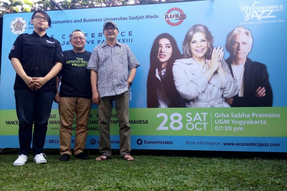 Mahasiswa FEB UGM Mahesa Santoso (kiri), Promotor Economics Jazz A Tony Prasetiantono (tengah) dan, Idang Rasjidi (mengenakan topi).