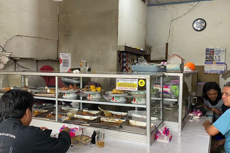 Tampak dalam warung nasi Sumedang Tampomas di Jalan Margonda Raya, Kota Depok, Senin (19/2/2024). Bagi kelompok menengah tekanan pelemahan rupiah ke 17.500 per dollar AS lebih terasa pada kenaikan harga makanan olahan dan biaya makan di luar rumah.