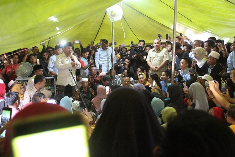 Prabowo Subianto, Ketua Umum Partai Gerindra sekaligus bakal calon Presiden RI menemui pengungsi di Desa Guntur Macan, Kecamatan Gunung Sari, Lombok Barat.