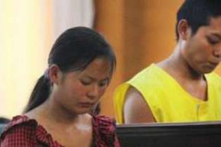A Duan dan Xiaomei saat menghadiri sidang setelah pasangan suami istri muda ini ditangkap polisi karena menjual putri balita mereka dengan harga 23,000 yuan.