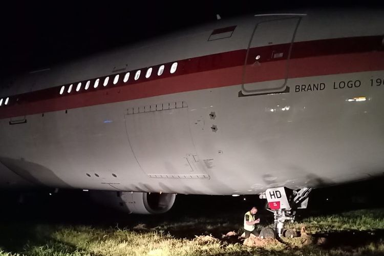 A Garuda Indonesia airliner veers off runway, canceling the flight on 1/7/2020