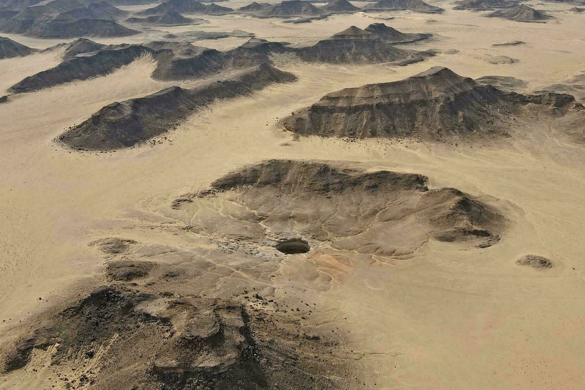 Lokasi Sumur Neraka (Well of Hell) di gurun Al-Mahra, Yaman timur. Selama berabad-abad lubang raksasa di bawah gurun ini menyimpan misteri. Penduduk setempat menyebutnya sebagai penjara para jin. Ekspedisi Sumur Neraka, untuk pertama kalinya dilakukan para penjelajah gua Oman.