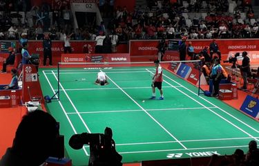 Atlet para bulu tangkis Indonesia, Dheva Anrimusthi, sujud syukur setelah berhasil lolos ke final cabang olahraga nomor tunggal putra SU5. Di semifinal, Ukun berhasil mengandaskan perlawanan atlet Malaysia, Liek Hou Cheah, dengan skor 18-21, 21-14 dan 21-16 dalam laga yang digelar di Istora, Senayan, Jakarta, Jumat (12/10/2018).