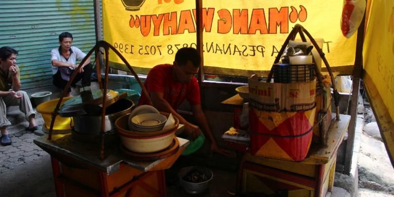 Proses pembuatannya yang masih tradisional merupakan cirikhas Laksa Bogor yang satu ini. Menggunakan rempah-rempah hasil resep turun temurun, laksa ini juga masih memanaskan kuahnya menggunakan api dari arang kayu.