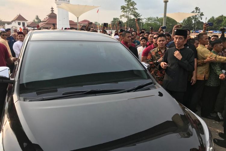 Calon presiden nomor urut 1 Joko Widodo saat menghadiri deklarasi dukungan dari keluarga almarhum Tubagus Chasan Sochib di Kota Serang, Banten, Sabtu (3/11/2018).