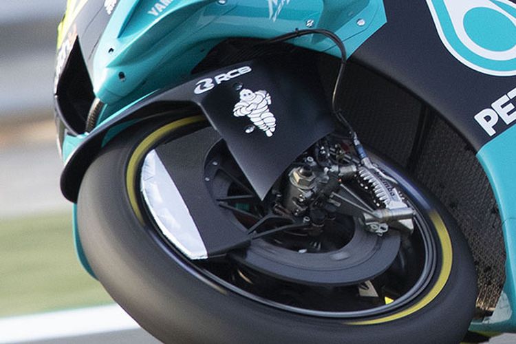 Sepatbor depan Yamaha YZR-M1 yang baru dan cover rem cakram dibuat lebih aerodinamis