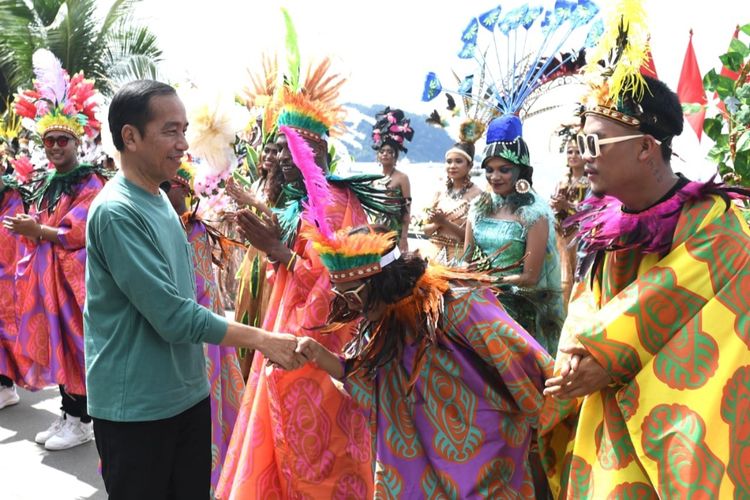 Presiden Joko Widodo menyalami peserta Papua Street Carnival di Jayapura, Papua, Jumat (7/7/2023).