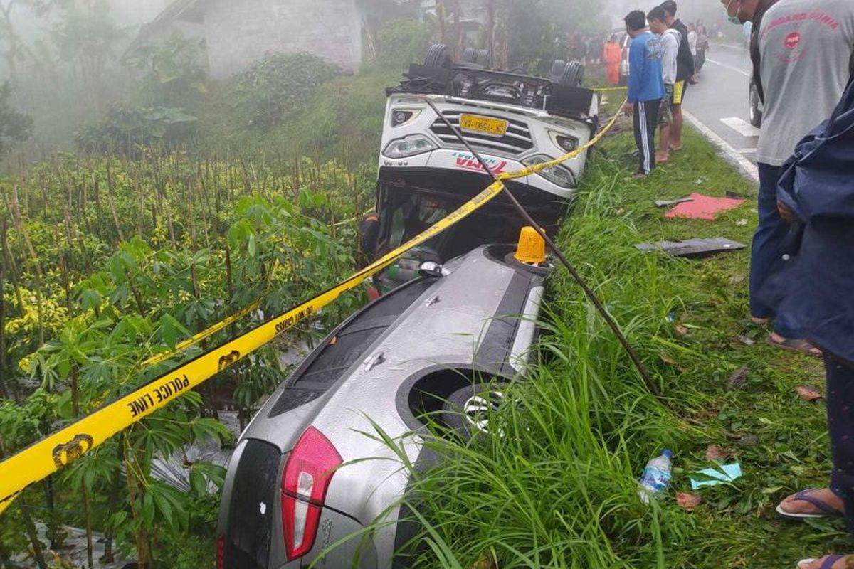 Kecelakaan lalu lintas antara bus pariwisata dan minibus terjadi di Jalan Tembus Magelang-Boyolali, tepatnya di depan SMP Negeri 2 Kecamatan Sawangan, Kabupaten Magelang, Jawa Tengah, Sabtu (16/7/2022).