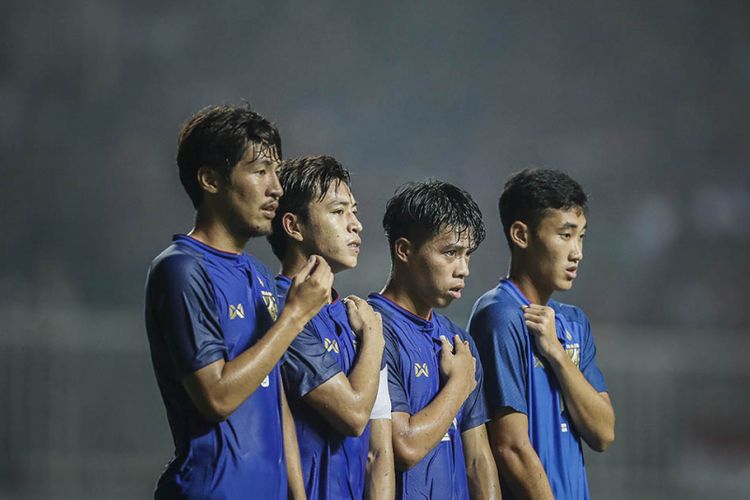 Sejumlah pemain timnas U-23 Thailand membentuk pagar betis pada pertandingan versus timnas U-23 Indonesia di Stadion Pakansari, Cibinong, Bogor, Jawa Barat, Minggu (3/6/2018). Pertandingan berakhir imbang tanpa gol dengan skor akhir 0-0.