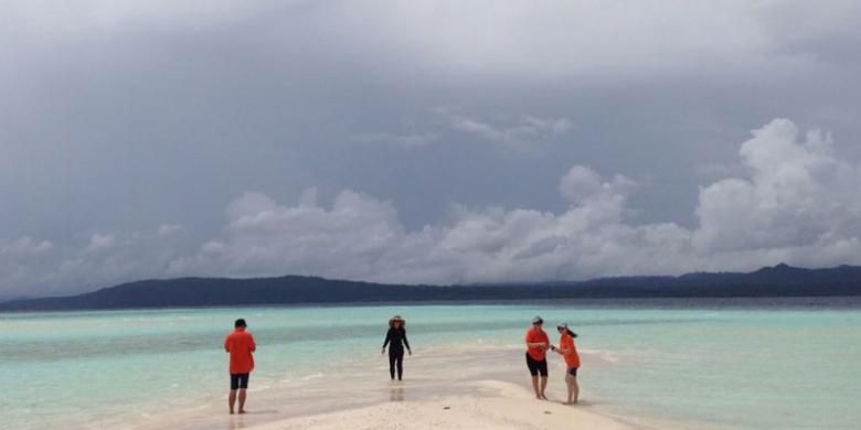 Obyek wisata Pasir Timbul di Kabupaten Raja Ampat, Papua Barat.