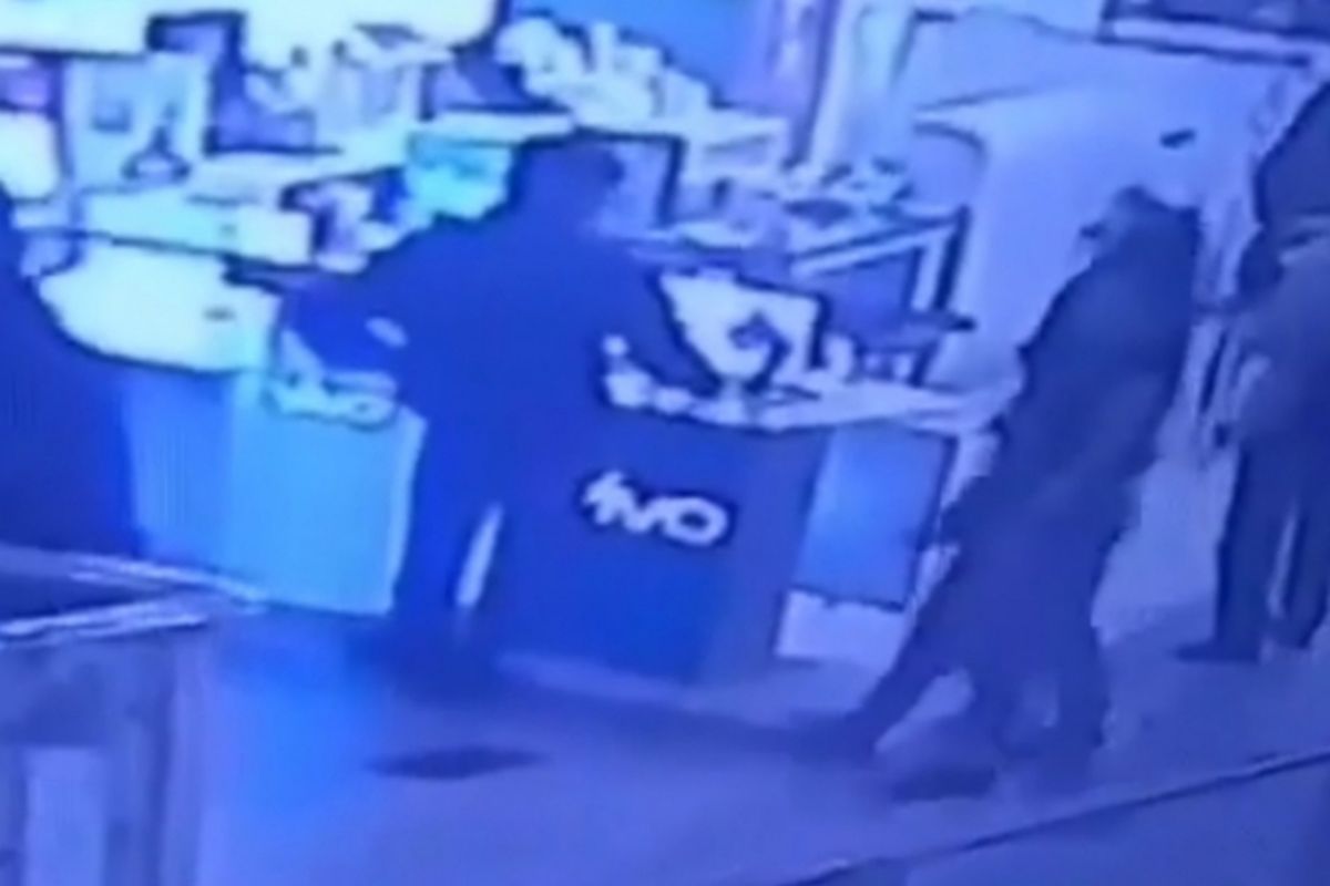 Komplotan pencuri ponsel di mall terekam CCTV saat beraksi di salah sebuah mal di kawasan Cijantung, Jakarta Timur, Kamis (21/2/2019)