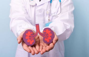 Kista ginjal berbeda dengan kanker. Kanker ginjal merupakan benjolan padat di ginjal. Sementara, kista ginjal adalah kantung berisi cairan.