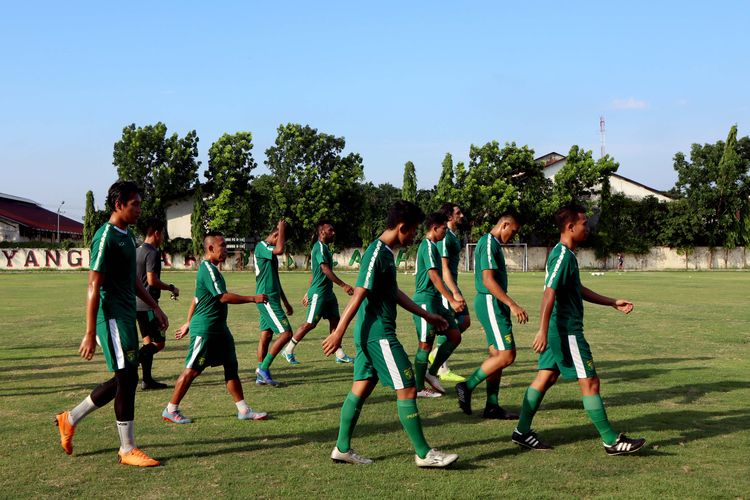 Pemain Persebaya Surabaya latihan rutin di Lapangan Mapolda Jatim Surabaya, Selasa (15/01/2020) sore.