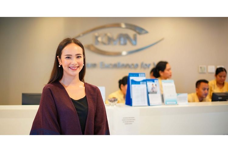 Pamela Bowie saat mengunjungi Klinik Mata Nusantara (KMN) EyeCare.