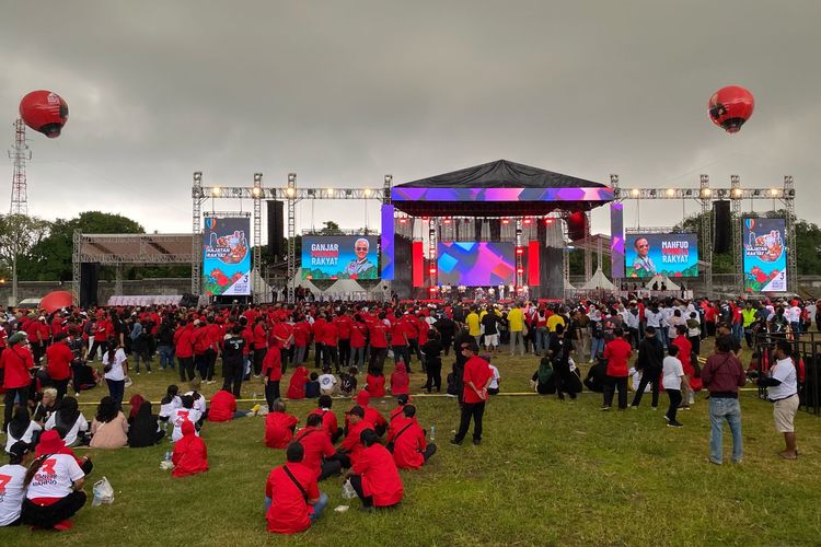 Ratusan massa memakai baju berwarna merah dan putih dengan gambar paslon nomor urut 3, Ganjar Pranowo-Mahfud MD mulai mendatangi acara kampanye akbar di Benteng Vastenburg, Solo, Jawa Tengah, Sabtu (10/2/2024). 