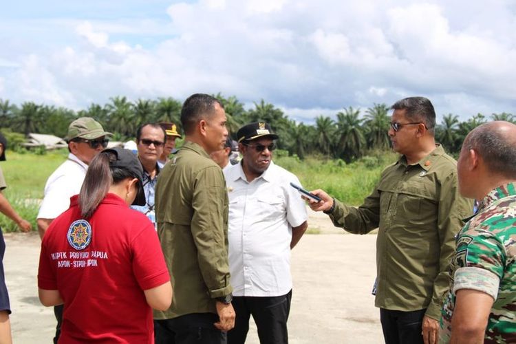 Bupati Keerom, Piter Gusbager (baju putih), saat melakukan koordinasi dan komunikasi kepada perwakilan Paspanpers dan melihat langsung persiapan dan kesiapan menjelang kunjungan kerja Presiden Joko Widodo ke Kabupaten Keerom, Papua, beberapa hari lalu. Kunjungan Presiden Jokowi ke Kabupaten Keerom merupakan yang pertama kalinya selama berkunjung ke tanah Papua.