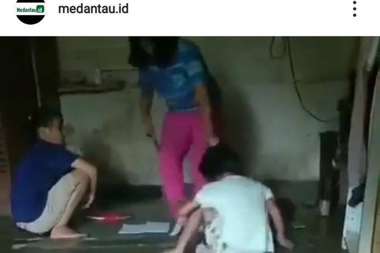 Tangkapan layar dari video penganiayaan terhadap seorang anak di Simalungun.