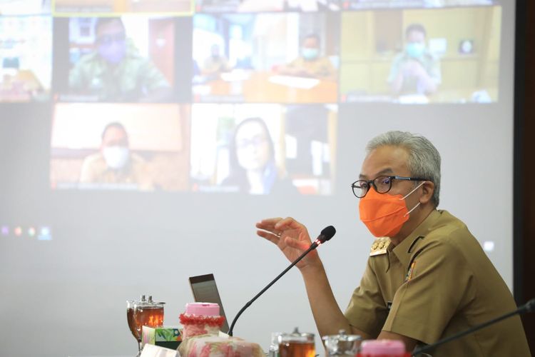 Gubernur Jateng Ganjar Pranowo, saat mengikuti Rapat Penanganan Covid-19, di Gedung A Lantai 2 Kantor Pemerintah Provinsi Jateng, Senin (27/7/2020).