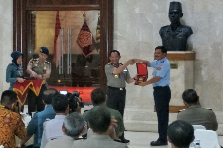 Panglima TNI Marsekal Hadi Tjahjanto menerima kunjungan Kepala Polri Jenderal Tito Karnavian bersama sejumlah pejabat tinggi Polri di Markas Besar TNI, Cilangkap, Jakarta Timur, Senin (11/12/2017).