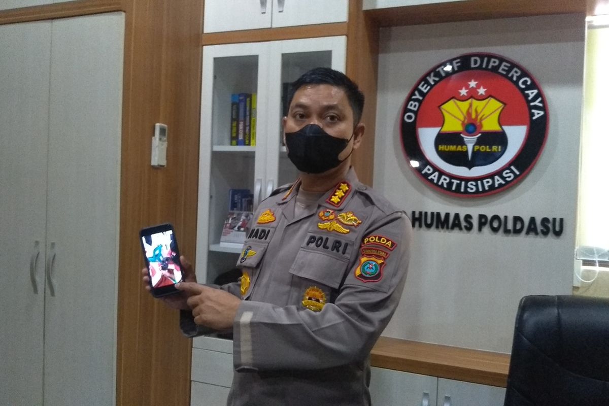 Kabid Humas Polda Sumut Kombes Pol Hadi Wahyudi menjelaskan tentang video viral memperlihatkan vaksinasi anak yang diduga disuntik kosong. Tiga orang diperiksa dalam kasus ini.