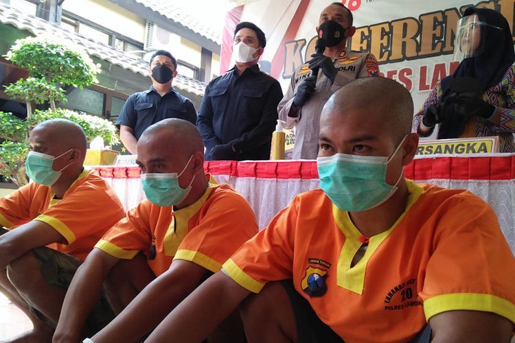 Ketiga pelaku terbaru tawuran yang berhasil diamankan pihak kepolisian, saat ungkap kasus di Mapolres Lamongan, Selasa (29/3/2022).