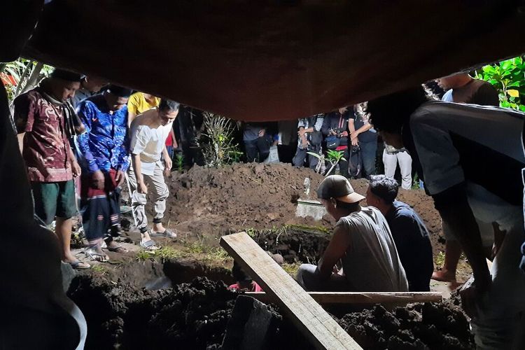 Proses pemakaman keluarga yang tewas diracun anak sendiri di TPU Sasono Loyo Dusun Prajenan, Desa/Kecamatan Mertoyudan, Kabupaten Magelang, Jateng, Senin (28/11/2022) malam.