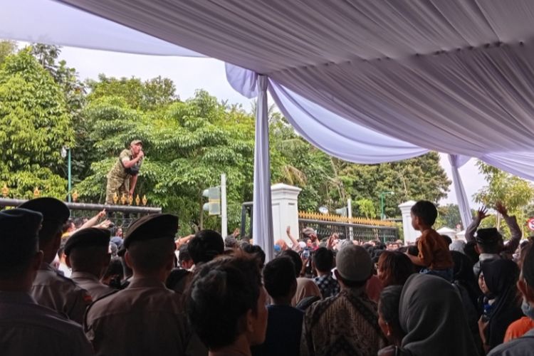 Antrean Halalbihalal Prabowo Masih Tersisa, Warga Memaksa Masuk Istana