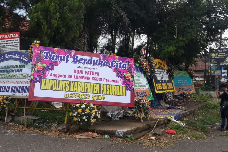 Karangan bunga di lokasi tenda buruh yang ditabrak mobil dan sebabkan 4 orang tewas di depan Pabrik Flow di Sukorejo, Kabupaten Pasuruan, Rabu (11/3/2020).