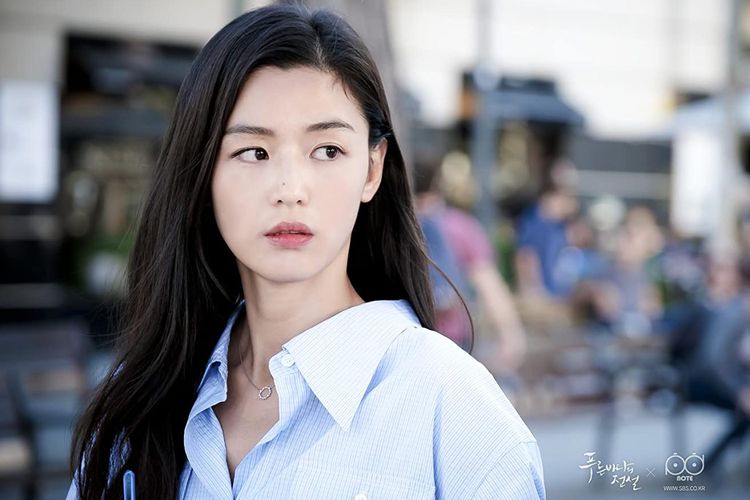 Jun Ji Hyun berperan sebagai Shim Chung, sesosok putri duyung, dalam serial drama Legend of the Blue Sea.