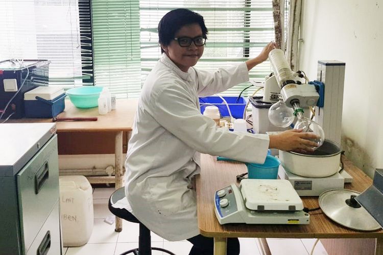 Andrew Darmawan, mahasiswa Program Studi Biologi Fakultas Sains dan Teknologi Universitas Pelita Harapan melakukan penelitian untuk meningkatkan kandungan Omega 3 pada telur.
