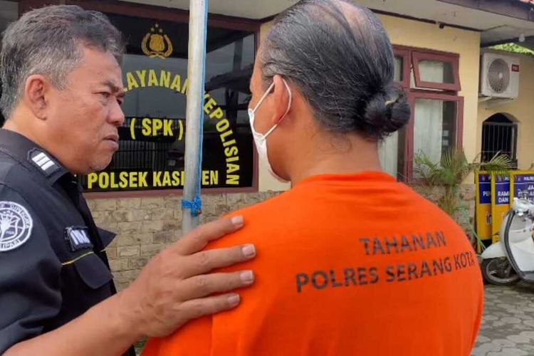 ZA diamankan setelah menipu keluarga korban penganiayaan dengan cara mengaku sebagai anggota Polri aktif yang dapat menangkap pelaku.