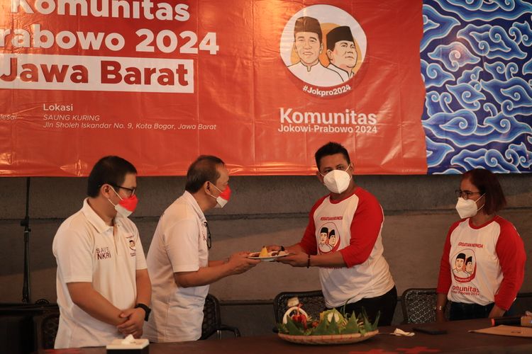 Komunitas Jokowi-Prabowo (Jok-Pro) 2024 Jawa Barat mendeklarasikan dukungan kepada presiden Joko Widodo dan Prabowo Subianto untuk maju di pemilihan presiden tahun 2024, Sabtu (16/10/2021).