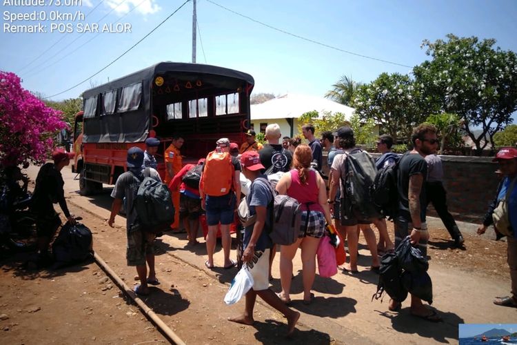 Foto : Saat Tim Basarnas Maumere mengantar pulang wisatawan, anak buah kapal, dan tour guide, di Kalabahi, Kabupaten Alor, NTT, Kamis (24/10/2019).