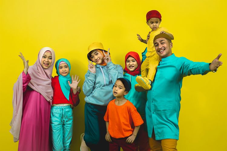 Keluarga Irfan Hakim yang biasa disebut deHakims baru saja merilis dua singel Ramadhan di kanal YouTube-nya.