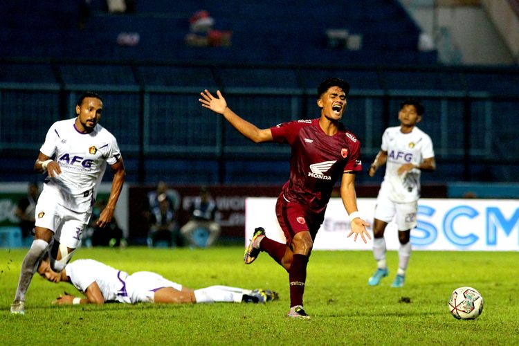 Pemain PSM Makassar Ramadhan Sananta dilanggar pemain Persik Kediri saat pertandingan laga terakhir babak penyisihan Grup D Piala Presiden 2022 yang berakhir dengan skor 0-0 di Stadion Kanjuruhan Kepanjen, Kabupaten Malang, Minggu (19/6/2022) sore.